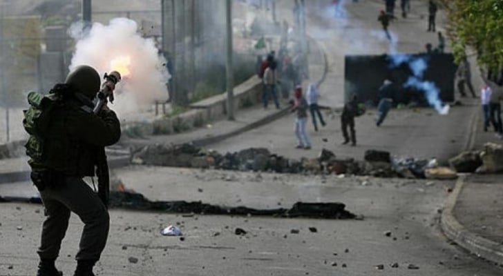 إصابات بالرصاص الحي والعشرات بالاختناق خلال مواجهات مع الاحتلال في بيت أمر-الحياة الجديدة