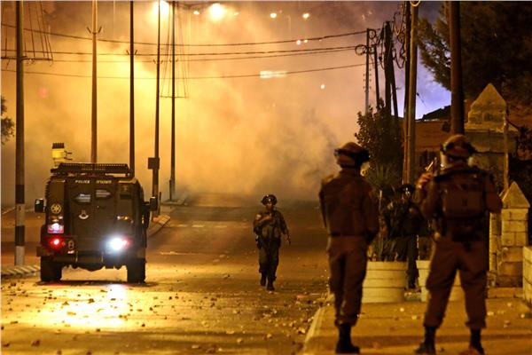 الاحتلال الإسرائيلي ينشر حواجز عسكرية في مُحيط “رام الله” واندلاع مواجهات