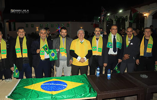 السفير البرازيلي يحتفل بفوز منتخب بلاده على سويسرا مع الجماهير الفلسطينية