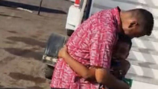 “هتشوف رونالدو”.. فيديو لأب سوداني وابنه يشغل المونديال