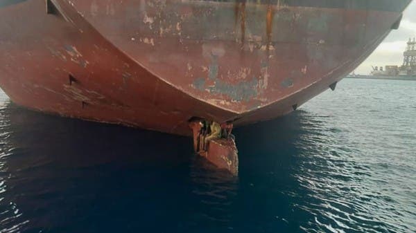 تشبثوا بدفة سفينة 11 يوما ونجوا.. صورة لا تصدق لمهاجرين