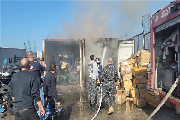 صور| حريق في مرفأ بيروت..وقوات الإطفاء تتدخل