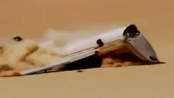 شاهد طائرة تصطدم بالأرض وتتحطم.. وهذه المقاعد الأكثر أمناً