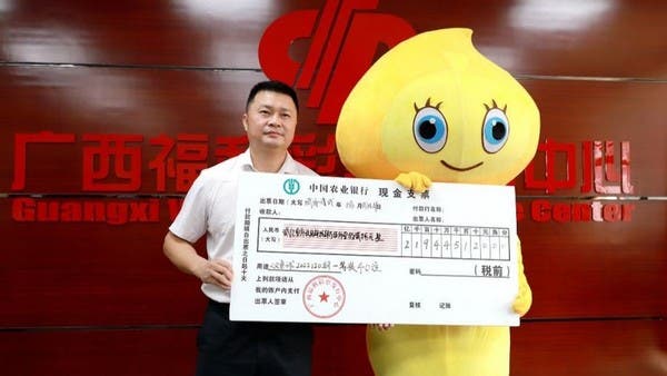 صيني يخفي فوزه بـ 30 مليون دولار عن عائلته.. تنكر في زي كرتوني!