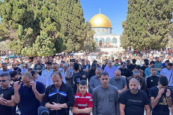 60 ألفا يؤدون “الجمعة” في رحاب “الأقصى”-الحياة الجديدة