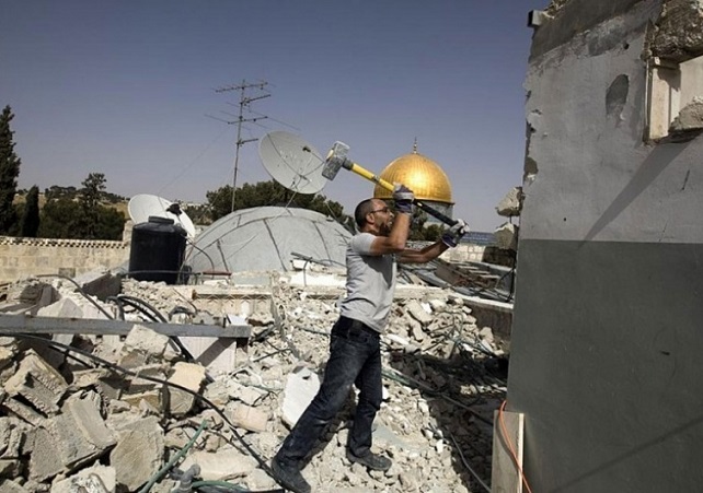 الاحتلال يجبر مقدسيًا على هدم منزله ذاتيًا-الحياة الجديدة