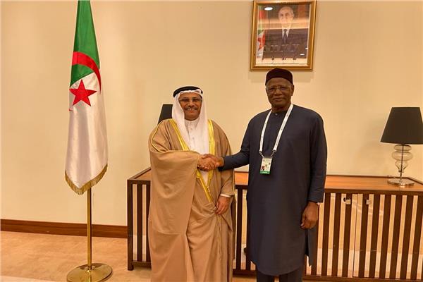 رئيس البرلمان العربي يلتقي المبعوث الأممي لليبيا على هامش قمة الجزائر