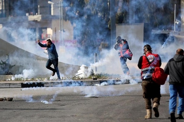 إصابتان بالرصاص والعشرات بالاختناق خلال مواجهات في القدس والبيرة-الحياة الجديدة