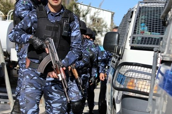 الشرطة تقبض على مطلوب صادر بحقه حكم غيابي بالسجن 25 عاما-الحياة الجديدة