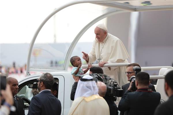 بابا الفاتيكان يقيم قداسًا بحضور الآلاف في البحرين