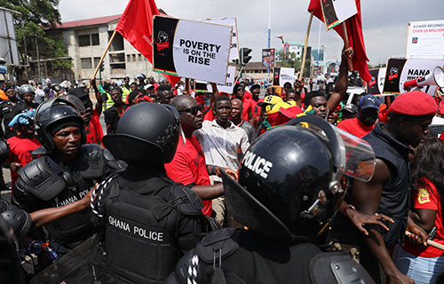 تداعيات التباطؤ الاقتصادي العالمي تعصف بعملة غانا