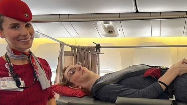 شاهد المرأة الأطول بالعالم تسافر جواً لأول مرة بحياتها