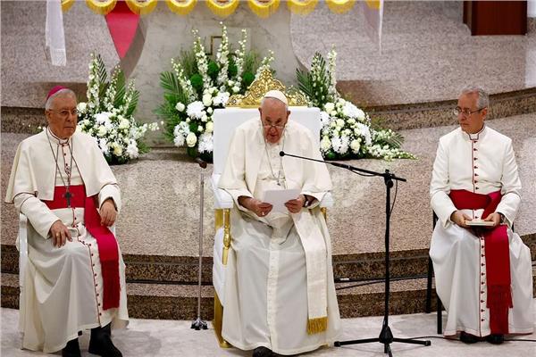 بابا الفاتيكان يختتم جولته في البحرين بزيارة أقدم كنيسة في الخليج