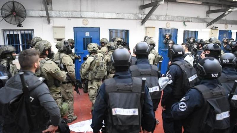 قوات القمع تقتحم غرفتي 30 و35 في سجن “هداريم”-الحياة الجديدة