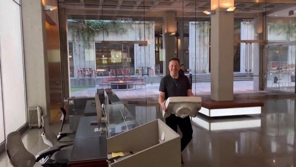 ماسك يثير بتصرفاته قلق الجميع