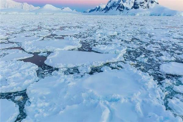 خبراء: ارتفاع الحرارة يؤدي إلى اختفاء البحيرات الثلجية