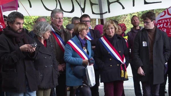 انقسام قرية فرنسية حول توطين اللاجئين.. وخروج تظاهرات مؤيدة للطرفين