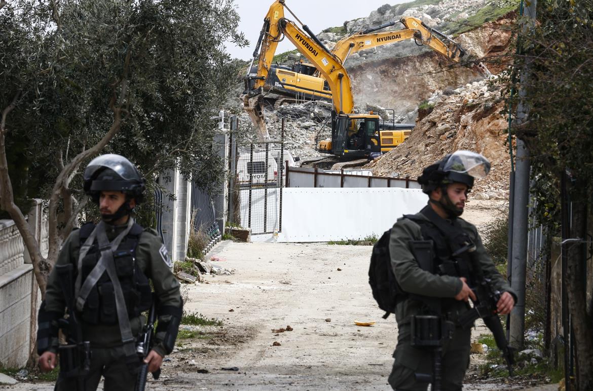 الاحتلال يهدم منزلا قيد الإنشاء في بيت حنينا شمال القدس-الحياة الجديدة