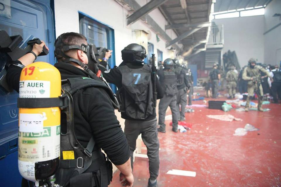 قوات القمع تقتحم قسم (12) في سجن “عوفر”-الحياة الجديدة