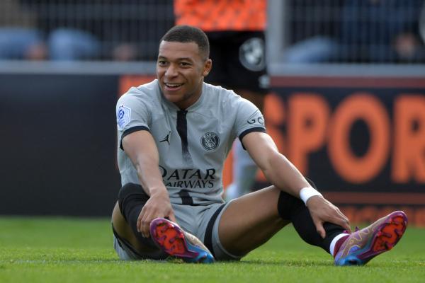 المدير الفني لباريس : إصابة مبابي ليست خطيرة