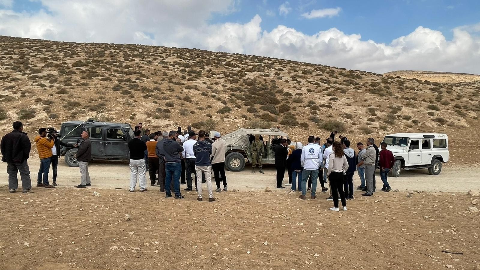 الاحــتلال يحتجز وفدًا من التربية وشركاء دوليين وممثلين عن مؤسسات حقوقية ومدنية في مسافر يطا-الحياة الجديدة