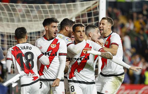 فايكانو يهدي برشلونة الصدارة باطاحة ريال مدريد