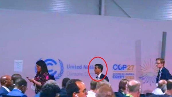 شاهد رئيس وزراء بريطانيا يخرج مسرعاً من قمة المناخ بمصر لسبب ما