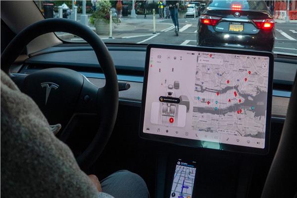 «تسلا» تستدعي 40 ألف سيارة بسبب خطأ في التوجيه المعزز