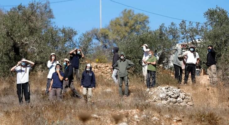 مستوطنون يغلقون مدخل قرية الزبيدات شمال أريحا ويرفعون أعلام الاحتلال-الحياة الجديدة