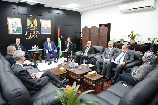 وزير الداخلية يبحث مع مسؤول سويدي التعاون بين البلدين-الحياة الجديدة