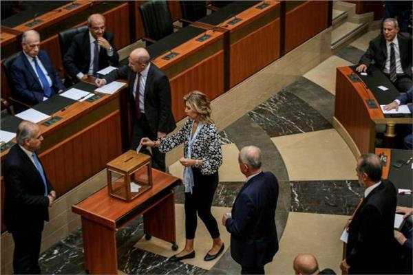 الأوراق البيضاء تتفوق على المرشحين في عملية انتخاب رئيس لبنان