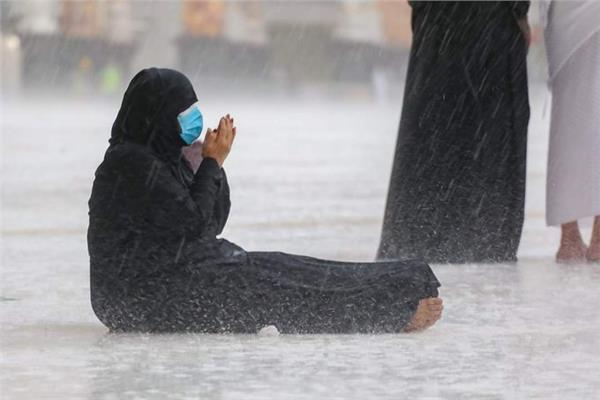 بالصور والفيديو.. أمطار على المسجد النبوي ومكة المكرمة