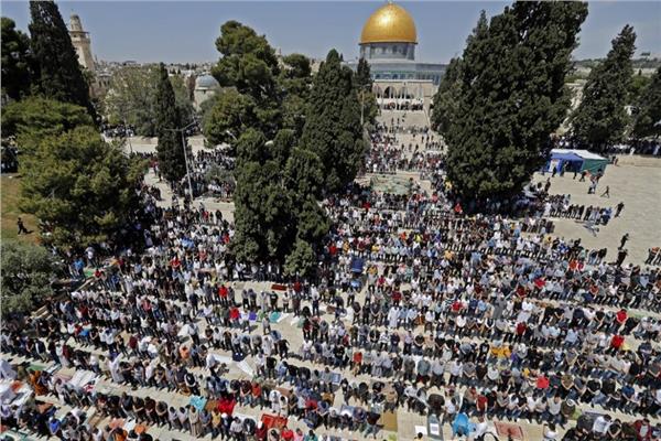 60 ألف فلسطيني يؤدون صلاة الجمعة في باحات المسجد الأقصى