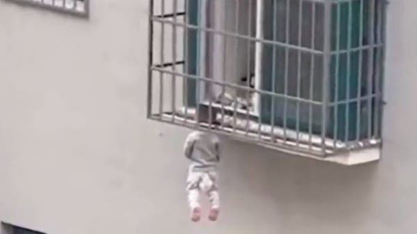 فيديو لا يوصف.. رضيع يتدلى بجسمه من الطابق الخامس