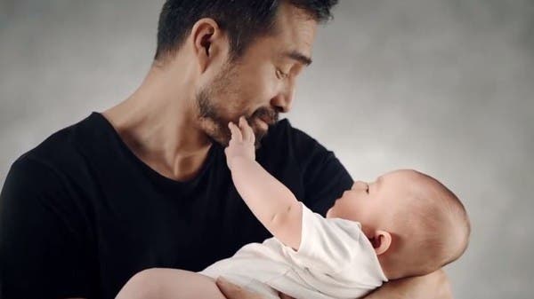 سمع نبضات قلب أمه بصدر رجل فسكت.. رضيع يبكي يحير التواصل