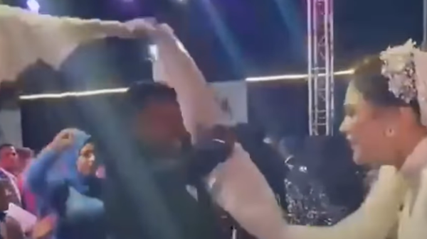 شاهد.. عريس مصري يرقص بطريقة هستيرية بطرحة عروسه