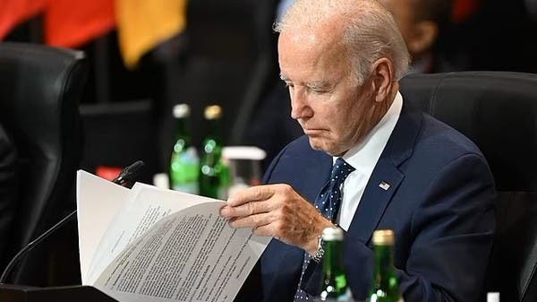 صيد سهل لعيون الكاميرات.. “الزوم” يلاحق ورقة لا تفارق بايدن