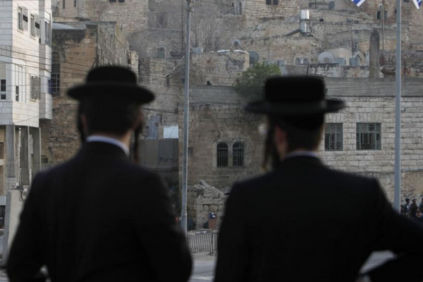 مستوطنون يشقون شارعا استيطانيا جديدا في تل الرميدة وسط الخليل-الحياة الجديدة