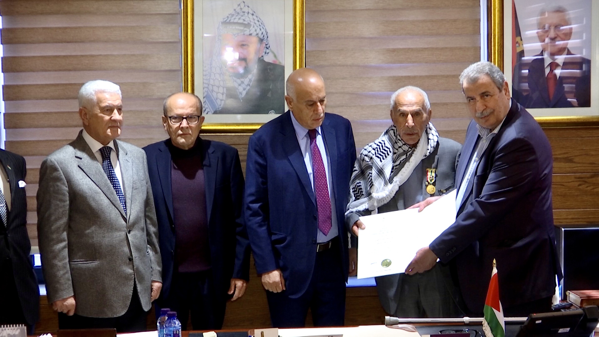 الرجوب يقلد المناضل حمزة يونس ميدالية الفداء العسكري-الحياة الجديدة