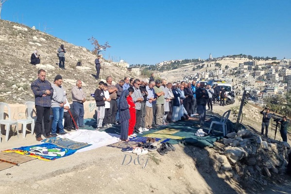 أهالي “واد الربابة” يؤدون “الجمعة” على أراضيهم المهددة بالتهويد-الحياة الجديدة