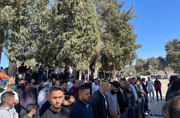 60 ألفا يؤدون “الجمعة” في “الأقصى”-الحياة الجديدة