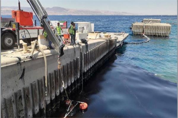 بعد تغريمها مليون دينار.. السفينة المتسببة بتلوث نفطي تغادر الأردن