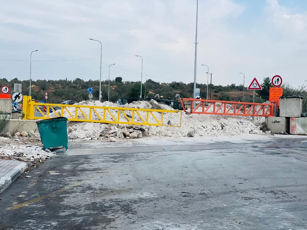 الاحتلال يغلق المدخل الرئيسي لعزون شرق قلقيلية و المدخل الغربي لحوسان غرب بيت لحم-الحياة الجديدة