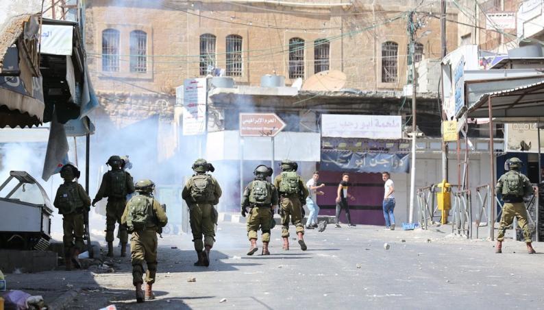 إصابات بالاختناق خلال مواجهات مع الاحتلال وسط الخليل-الحياة الجديدة