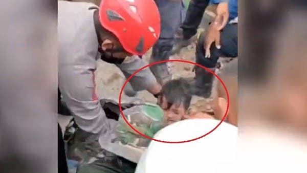 انتشل حياً بعد يومين تحت الأنقاض.. فيديو مؤثر للطفل المعجزة