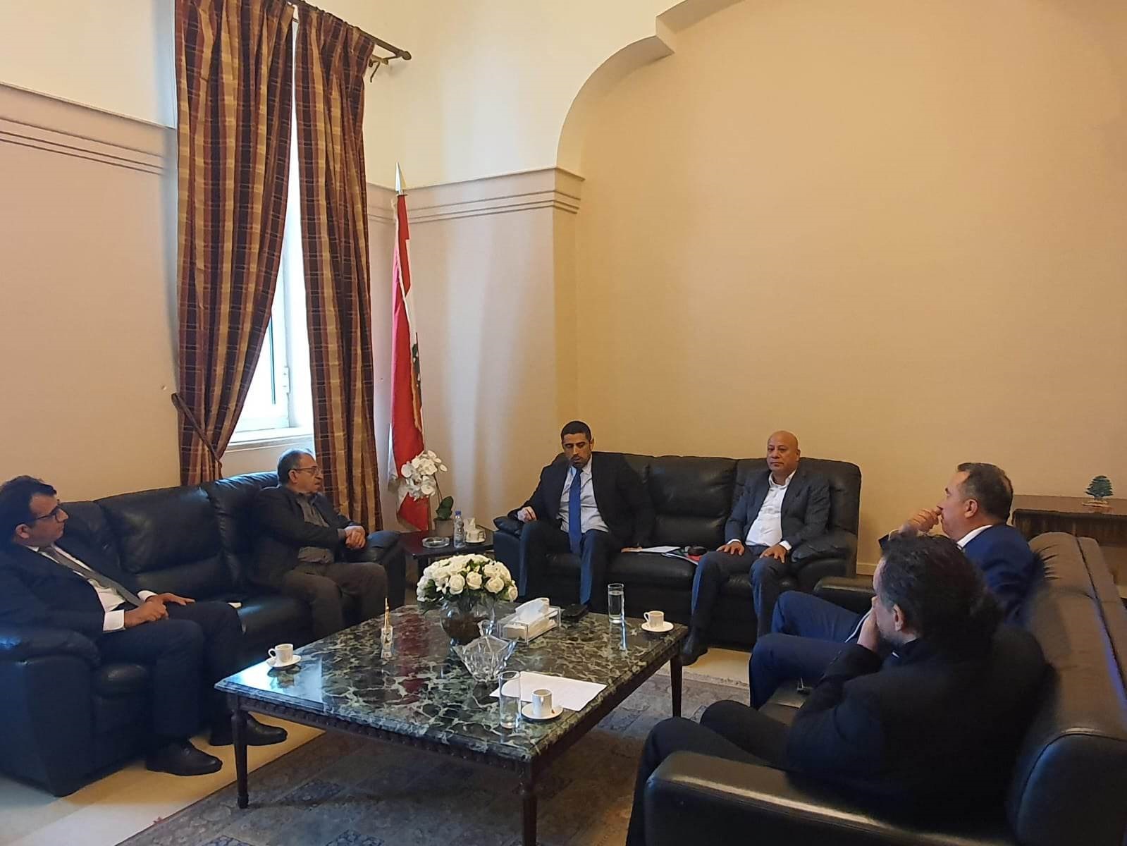 أبو هولي يبحث مع رئيس لجنة الحوار اللبناني الفلسطيني أزمة الأونروا المالية وقضايا اللاجئين-الحياة الجديدة