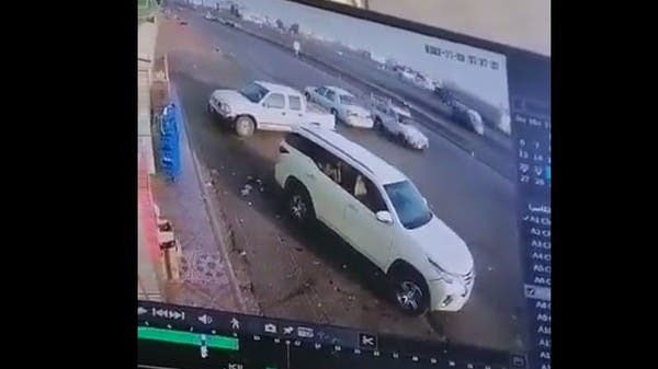 مشهد لا يصدق من السعودية..أم وطفلتها تنجوان من موت محقق