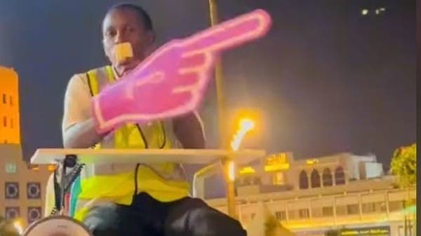 عامل مترو بالمونديال يتحول نجماً على تيك توك.. ما قصته؟