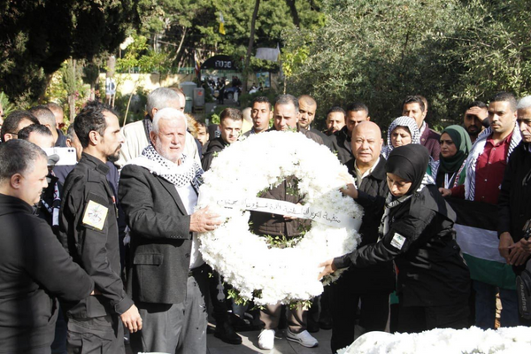الوفد الفلسطيني المشارك في فعاليات الملتقى الثقافي يزور مثوى الشهداء في بيروت-الحياة الجديدة