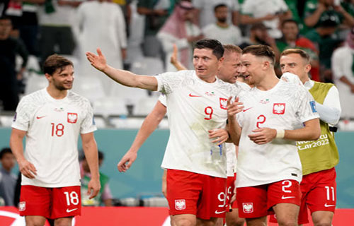 “ليفاندوفسكي” ورفاقه يخمدون فورة “الأخضر السعودي بثنائية